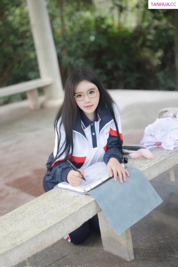   [XiuRen]高清写真图 2024.04.02 No.8335 小薯条nienie 美臀性感第4张图片